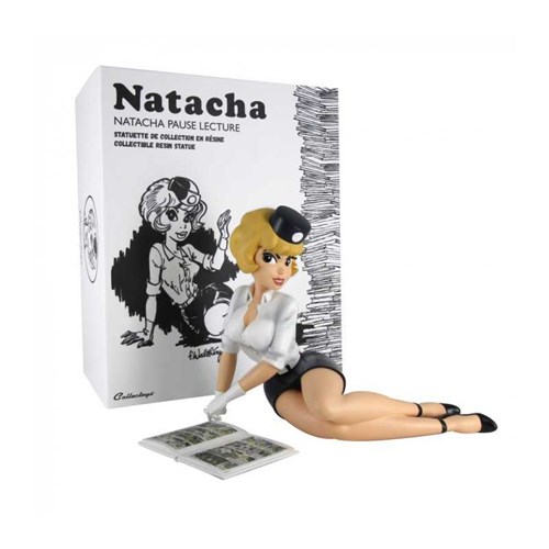 Natasja leest een stripboek